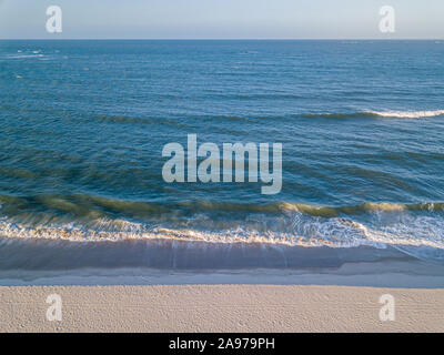 Drone photo des vagues qui la plage sur la côte Swahili, en Tanzanie. Banque D'Images