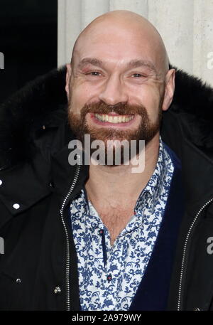 Londres, Royaume-Uni. 13 Nov, 2019. L'ancien champion du monde de boxe poids lourd, Tyson Fury à son autobiographie, derrière le masque livre signature à Waterstones à Londres. Credit : SOPA/Alamy Images Limited Live News Banque D'Images