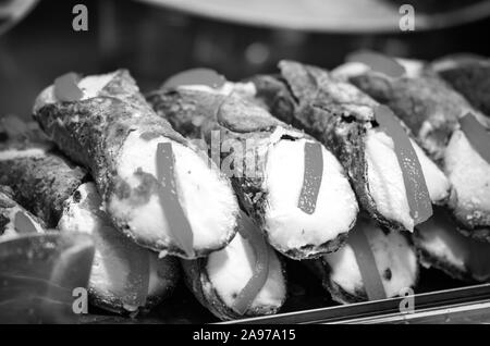 délicieux délices italiens - plat canoli avec crème fraîche, fruits secs, pistache et chocolat Banque D'Images