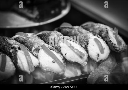 délicieux délices italiens - plat canoli avec crème fraîche, fruits secs, pistache et chocolat Banque D'Images