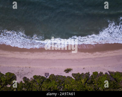 Drone photo des vagues qui la plage sur la côte Swahili, en Tanzanie. Banque D'Images
