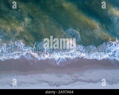 Drone photo des vagues qui la plage sur la côte Swahili, en Tanzanie. Banque D'Images