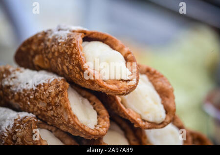 délicieux délices italiens - plat canoli avec crème fraîche, fruits secs, pistache et chocolat Banque D'Images