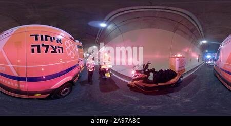 Vue panoramique à 360° de De paramédic Ihud Hazala obtient son équipement en accident de voiture au cours d'un forage dans les tunnels Kashish, Route 6, Israël. Photo 360 panorama vr 2:1 aspect ratio pour V