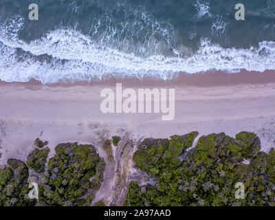 Drone photo des vagues qui la plage sur la côte Swahili, en Tanzanie. Banque D'Images