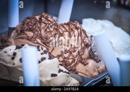délicieuse glace italienne aux fruits frais et mélange de noix, graines, pistaches, flocons de chocolat Banque D'Images