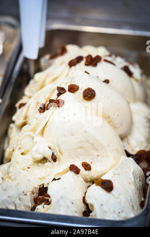 délicieuse glace italienne aux fruits frais et mélange de noix, graines, pistaches, flocons de chocolat Banque D'Images