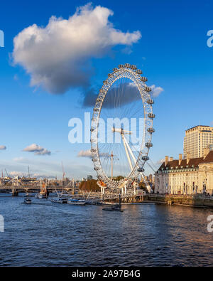 Il London eye avec main courante en spirale. Vue fantastique, les arbres d'automne et ciel bleu avec des nuages. Banque D'Images