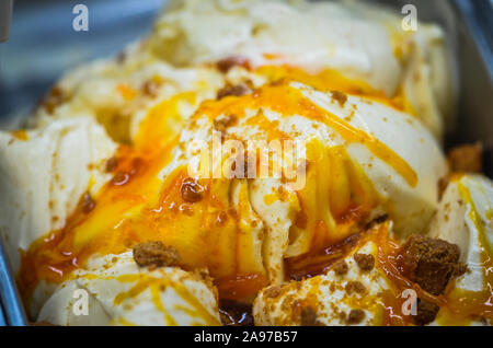 délicieuse glace italienne aux fruits frais et mélange de noix, graines, pistaches, flocons de chocolat Banque D'Images