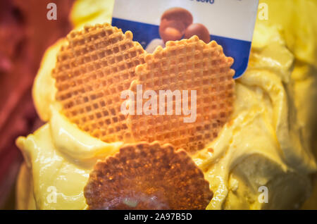 délicieuse glace italienne aux fruits frais et mélange de noix, graines, pistaches, flocons de chocolat Banque D'Images