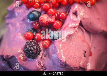 délicieuse glace italienne aux fruits frais et mélange de noix, graines, pistaches, flocons de chocolat Banque D'Images