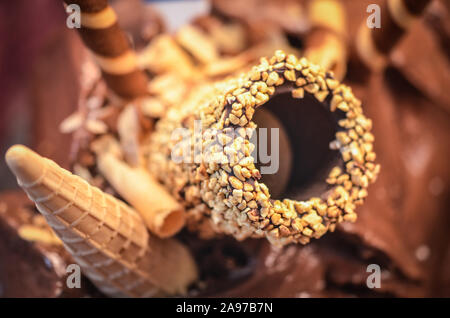 délicieuse glace italienne aux fruits frais et mélange de noix, graines, pistaches, flocons de chocolat Banque D'Images