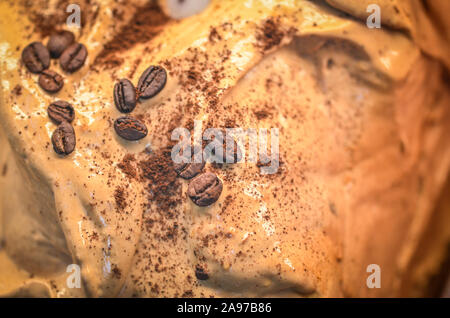 délicieuse glace italienne aux fruits frais et mélange de noix, graines, pistaches, flocons de chocolat Banque D'Images