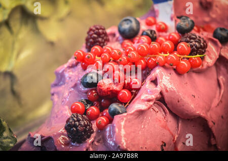 délicieuse glace italienne aux fruits frais et mélange de noix, graines, pistaches, flocons de chocolat Banque D'Images