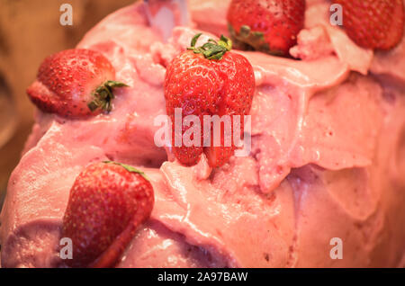 délicieuse glace italienne aux fruits frais et mélange de noix, graines, pistaches, flocons de chocolat Banque D'Images