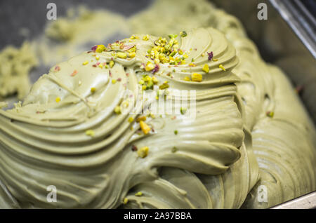 délicieuse glace italienne aux fruits frais et mélange de noix, graines, pistaches, flocons de chocolat Banque D'Images