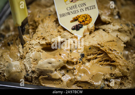 délicieuse glace italienne aux fruits frais et mélange de noix, graines, pistaches, flocons de chocolat Banque D'Images