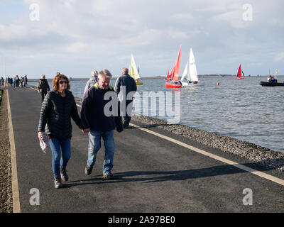 Randonneurs le long West Kirby Le Lac Marin Banque D'Images