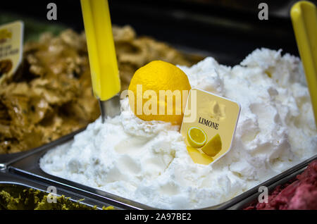 délicieuse glace italienne aux fruits frais et mélange de noix, graines, pistaches, flocons de chocolat Banque D'Images