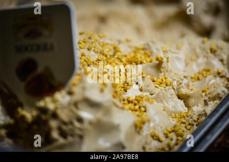 délicieuse glace italienne aux fruits frais et mélange de noix, graines, pistaches, flocons de chocolat Banque D'Images