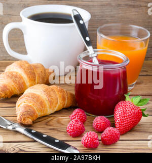 Petit-déjeuner avec de la confiture et des croissants Banque D'Images