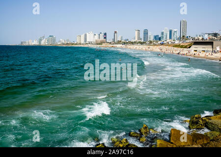 Vue le long des plages de Tel Aviv avec la ville en arrière-plan Banque D'Images