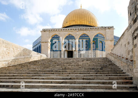 Escaliers en pierre menant à travers des voûtes à la tête d'or, sacré Dôme du Rocher à Jérusalem, Israël Banque D'Images