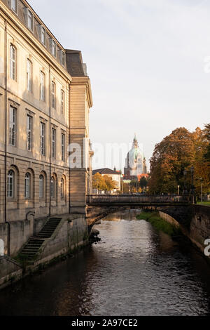 Hanovre, Allemagne - 15 octobre 2019 : vue sur mairie du pont sur le temps d'automne. Banque D'Images