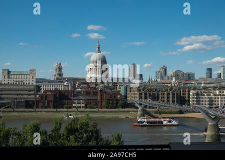 Des vues sur la rivière de la Cathédrale St Paul avec Millennium Bridge à Southwark, Londres, Angleterre. Banque D'Images