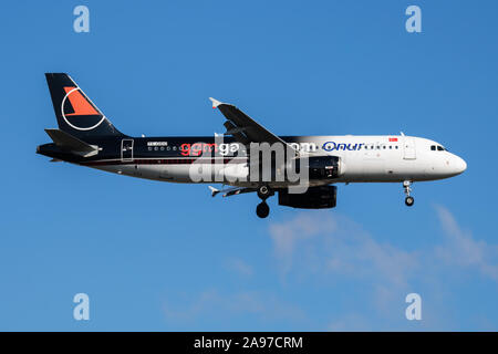 Istanbul / Turquie - 29 mars 2019 : Onur Air livrée spéciale Airbus A320-TC avion de passagers de l'APD l'arrivée et l'atterrissage à l'aéroport Ataturk d'Istanbul Banque D'Images