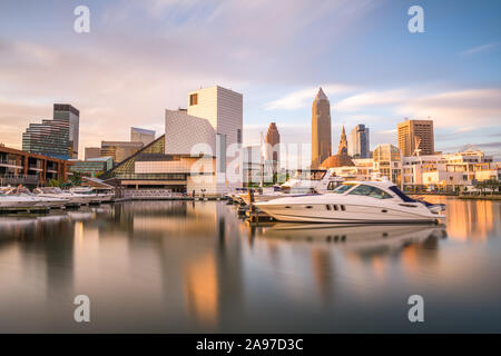 Cleveland, Ohio, USA Centre-ville sur les toits de la ville et le port au crépuscule. Banque D'Images