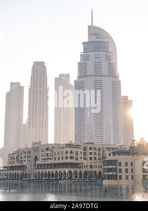 Soleil levant derrière les immeubles de grande hauteur à proximité du centre commercial de Dubaï, au centre-ville de Dubaï. Banque D'Images