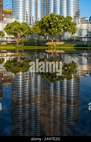 Superbe reflet de la Burj Khalifa et l'aménagement paysager dans un étang réfléchissant près du centre commercial de Dubaï, au centre-ville de Dubaï, aux Émirats arabes unis. Banque D'Images