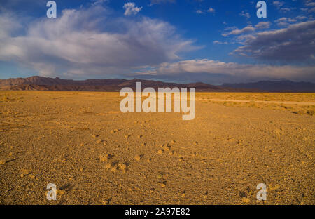 Sous des montagnes du désert, situé à proximité de Kerman, Iran du sud Banque D'Images