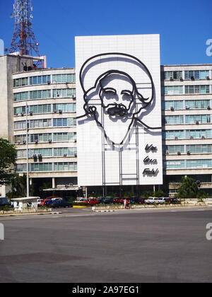 La Havane, Сuba - Avril 23, 2012 : Camilo Cienfuegos face à la plaza de la révolution de La Havane, Cuba. Banque D'Images