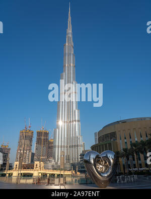 Burji Khalifa, le bâtiment le plus haut du monde, dominant le centre-ville de Dubaï, aux Émirats arabes unis. Banque D'Images