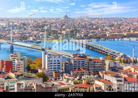 Vue sur le pont, le métro Halic Pont Atatürk et le quartier de Sultanahmet d'Istanbul Banque D'Images