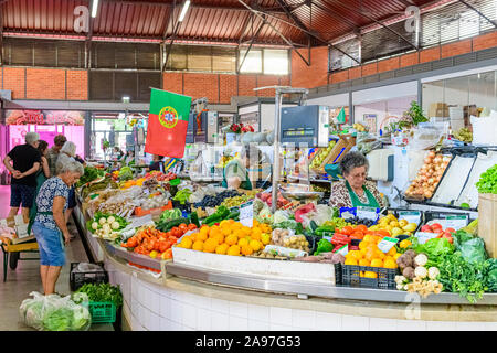 Fruits et légumes frais à vendre sur le marché des produits d'Olhao, Olhao Algarve, Portugal. Banque D'Images