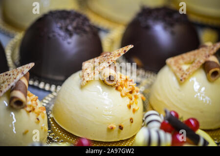 de délicieux petits gâteaux avec des ingrédients frais et des fruits Banque D'Images