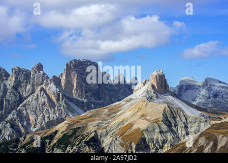 Les sommets des montagnes Croda dei Rondoi et Torre dei Scarperi / Schwabenalpenkopf dans les Dolomites de Sexten / Dolomites de Sesto, le Tyrol du Sud, Italie Banque D'Images