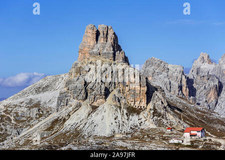 Refuge de montagne Trois hut crénelée / Rifugio Antonio Locatelli en face de la montagne Torre di Toblin / Toblinger Knoten dans les Dolomites, Tyrol, Italie Banque D'Images