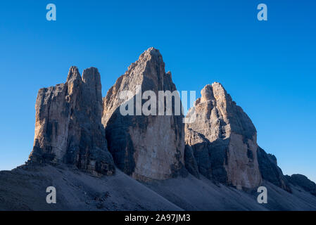 Face nord des Tre Cime di Lavaredo / Drei Zinnen, trois pics de montagne au lever du soleil dans les Dolomites de Sexten, Sesto / Tyrol du Sud, Italie Banque D'Images