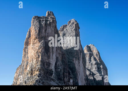 Face nord des Tre Cime di Lavaredo / Drei Zinnen, trois pics de montagne au lever du soleil dans les Dolomites de Sexten, Sesto / Tyrol du Sud, Italie Banque D'Images