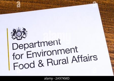 Londres, Royaume-Uni - 12 mars 2019 : Le logo de l'Agence britannique pour l'environnement, de l'Alimentation et des Affaires rurales, qui est représenté sur un morceau de papier ou de notice. Banque D'Images