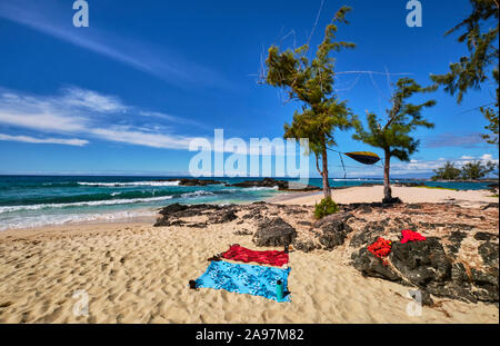 Un hamac vole dans le vent à Makalawena Beach sur l'île principale Banque D'Images