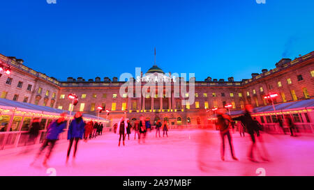 Somerset House, Londres, Royaume-Uni, 13 novembre 2019. Les visiteurs apprécient le patinage sur la glace immaculée dans le cadre magnifiquement illuminés de Somerset House, comme la 'SKATE' patinoire ouvre ses portes au public. L'espace extérieur comprend également un bar et la zone de visualisation. Somerset House patinoire sera ouverte 13 Nov 2019 - 12 Jan 2020 Credit : Imageplotter/Alamy Live News Banque D'Images