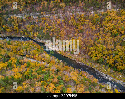 Drone aérien vue de feuillage d'automne près de l'Appalachian Trail à VA. Banque D'Images