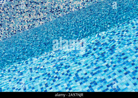 Piscine vide, Blue water et carrelage en mosaïque, la texture de fond photo Banque D'Images