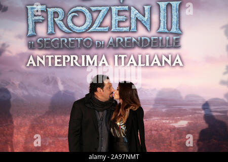 Rome, Italie - 12 novembre 2019 : Enrico Brignano (Olaf) avec une flore Canto participer au tapis rouge à l'aperçu du film "gelé 2 - Le secret d'Arendelle', à l'espace Cinema Moderno. Banque D'Images