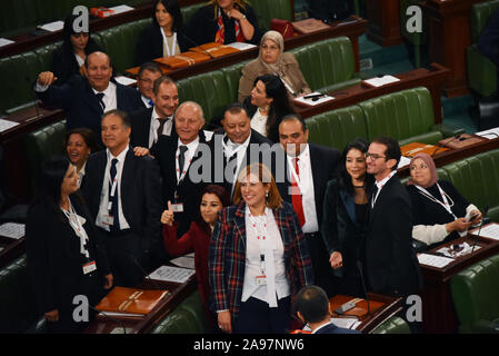 Tunis, Tunisie. 13 Nov, 2019. Députés du parti blessé Tunisie assister à la première session et cérémonie de prestation de serment du parlement tunisien après la Cour suprême du Conseil Électoral a annoncé les résultats des élections législatives. Credit : SOPA/Alamy Images Limited Live News Banque D'Images